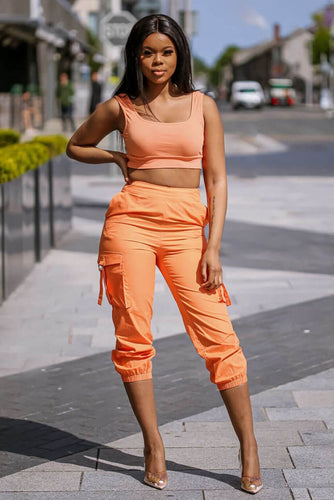 Get ready to turn heads with our Orange Cargo Set! Designed with poplin material, this set has an elastic waist for ultimate comfort and a perfect fit. Stand out in style wherever you go.